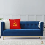 Housse de coussin étoile dorée avec fond rouge