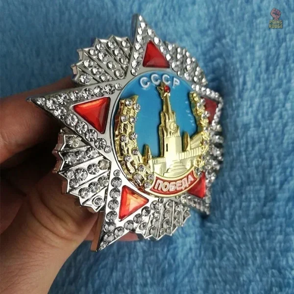 Médaille décorative Pobeda avec éclat de strass