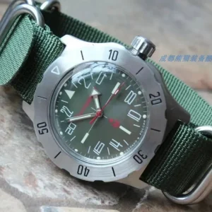 Montre communiste élégante avec design vintage soviétique