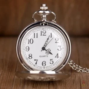 Montre argentée gravée, symbole de l'ère communiste