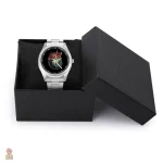 Montre argentée avec motifs rétro communistes