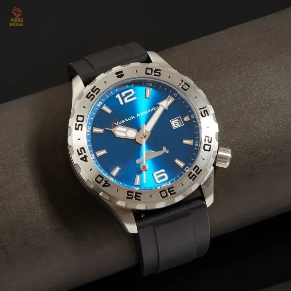 Design vintage de montre militaire soviétique avec couleur vive