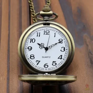 Montre de poche argentée avec design vintage