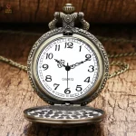 Montre argent vintage avec design soviétique