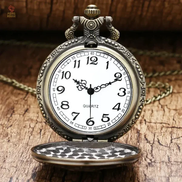 Montre argent vintage avec design soviétique