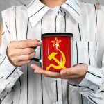 Mug rétro URSS avec faucille et marteau sur fond de drapeau