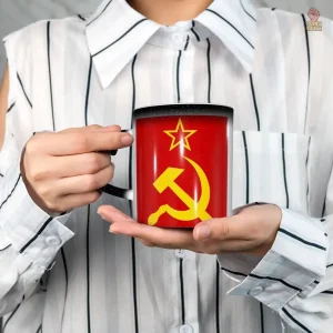 Mug rétro URSS avec faucille et marteau sur fond de drapeau