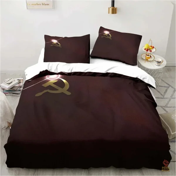 Couette avec AK47 et étoile sur fond rouge