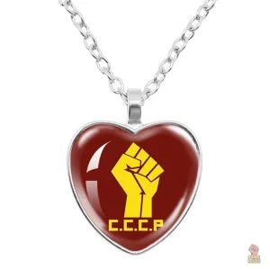 Pendentif communiste poing levé avec cœur rouge