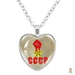Pendentif communiste beige avec poing levé et étoile cœur