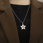 Bijou en forme d'étoile rouge, accessoire militant unique