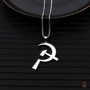 Pendentif Marteau et Faucille, symbole communiste emblématique