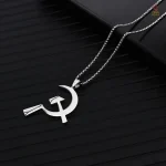 Pendentif avec marteau et faucille, accessoire militant