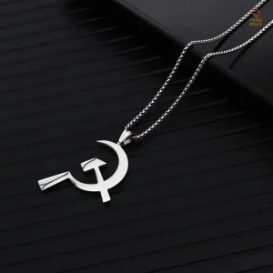 Pendentif avec marteau et faucille, accessoire militant