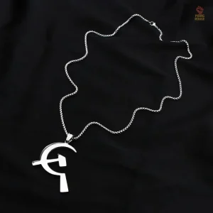 Bijou représentant le marteau et la faucille, style communiste