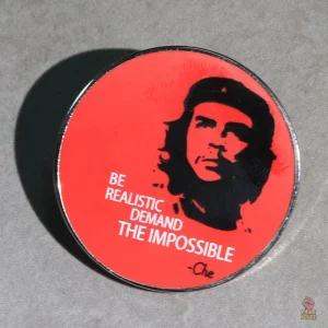 Badge rond en métal doré avec portrait de Che Guevara