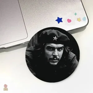 Pin badge Che Guevara fond rouge avec citation guerrillero