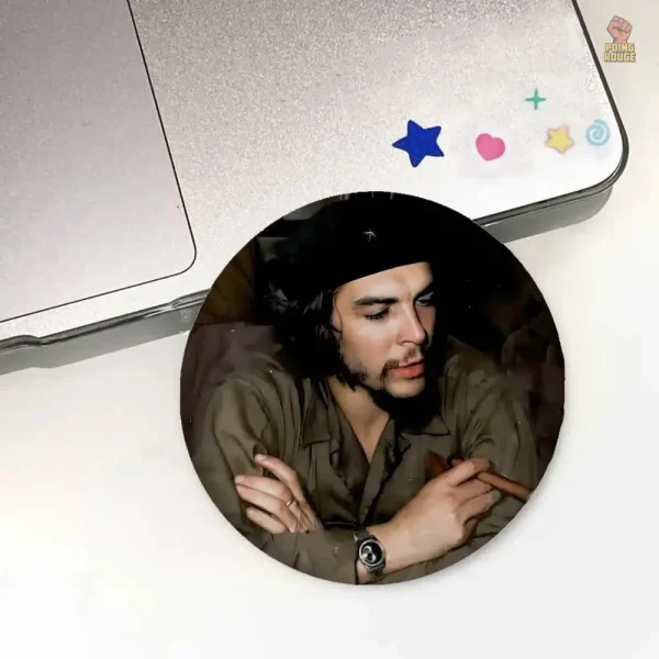 Badge couleur rouge avec le portrait