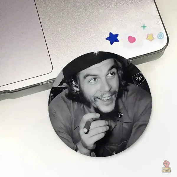 Pin badge Che Guevara fond rouge avec citation guerrillero - vue 2