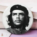Badge Che Guevara, style vintage, fond rouge vif