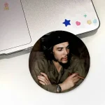 Pin rond Che Guevara, drapeau cubain stylisé