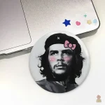 Badge noir et blanc avec l'image de Che Guevara