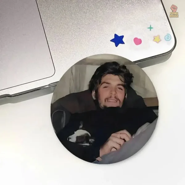 Pin badge rond Che Guevara en fond rouge avec étoile noire - vue 3