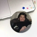 Pin badge portrait Che Guevara sur fond blanc et rouge - vue 2