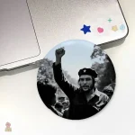 Pin badge portrait Che Guevara sur fond blanc et rouge - vue 4