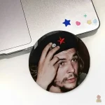 Badge coloré Che Guevara, style artistique unique