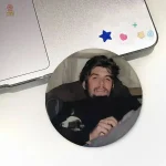 Pin badge portrait de Che Guevara sur fond rouge - vue 2