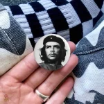 Macaron rouge avec l'image de Che Guevara