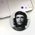 Pin représentant Che Guevara, fond rouge vif