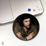 Macaron rond avec portrait iconique de Che