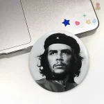Badge rond Che Guevara, couleur rouge frappante