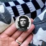 Macaron Che Guevara sur fond kaki pour collection