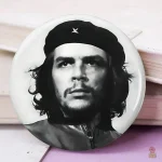 Pin Che Guevara, style silhouette sur fond kaki