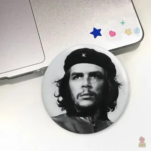 Pin badge Che Guevara rond avec fond rouge