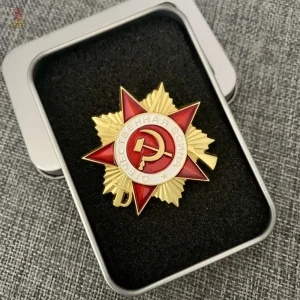 Badge argenté de l'Ordre de la Guerre Patriotique