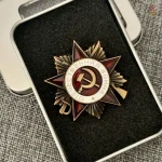 Pin badge Ordre Guerre Patriotique avec faucille