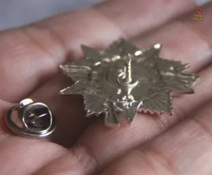 Insigne argenté 2ème classe, symbole de l'Ordre de la Guerre