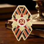 Détail du pin George avec couleurs russes emblématiques