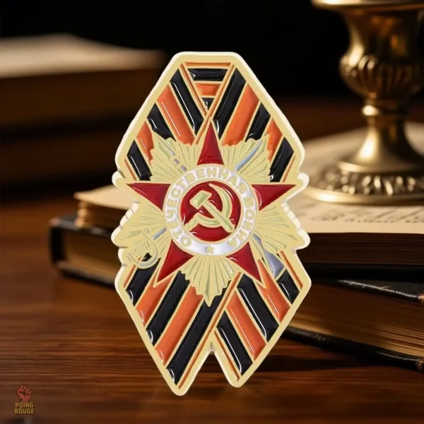 Détail du pin George avec couleurs russes emblématiques