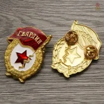 Bijou de revers au design communiste unique