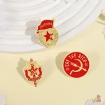 Insigne bicolore avec motif communiste
