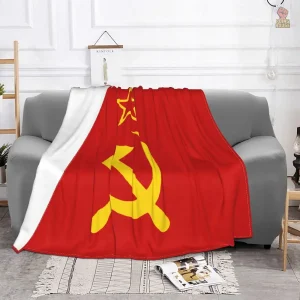 Accessoire communiste, faucille et marteau sur fond rouge