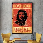 Poster "Révolution" en rouge et or, affichant Che Guevara.