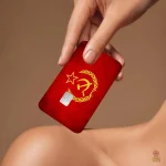Adhésif brillant CCCP sur fond rouge