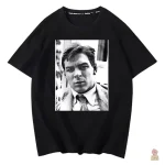 T-shirt noir avec design portrait, mode élégante et engagée