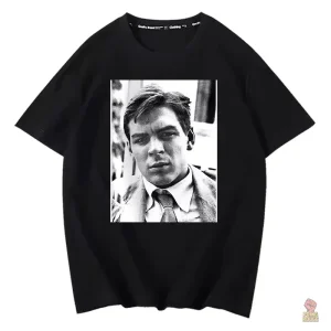 T-shirt noir avec design portrait, mode élégante et engagée